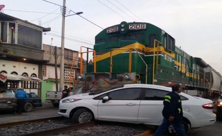 Tren embiste a auto en Tlalnepantla