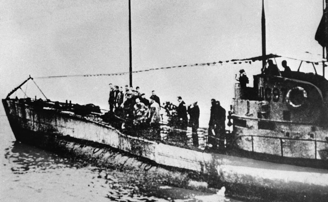 Las autoridades aún no proporcionan imagen del reciente hallazgo. En esta foto, personas en la cubierta de un submarino alemán tipo UC-97, también usado en la I Guerra Mundia FOTO: AP.