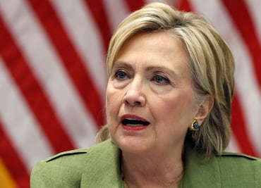 Clinton no declarará bajo juramento por emails: juez