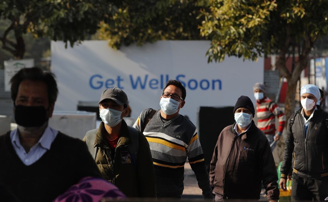 En la imagen, pacientes de Covid-19 abandonando un centro de atención en Nueva Delhi, India. Foto: AP Photo/Manish Swarup