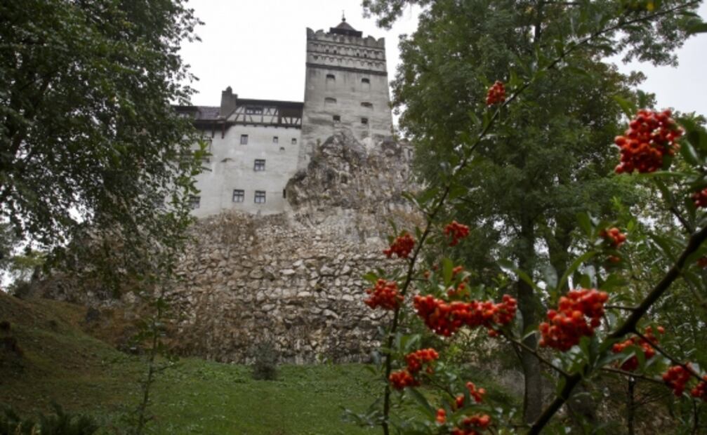 Si se vacunan, entran gratis a sala de tortura: así es vacunarse en el castillo de Drácula