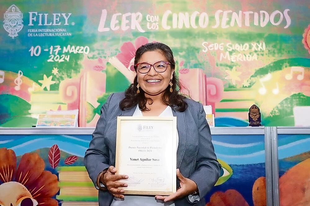 Yanet Aguilar fue galardonada el lunes pasado por mantener vivo el género del reportaje y por ir más allá de la agenda de las instituciones. Foto: Uady