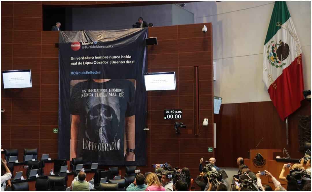 Colocan manta en el Senado con playera de la Santa Muerte y la leyenda "un verdadero hombre no habla mal de López Obrador. Foto: Carlos Mejía/EL UNIVERSAL
