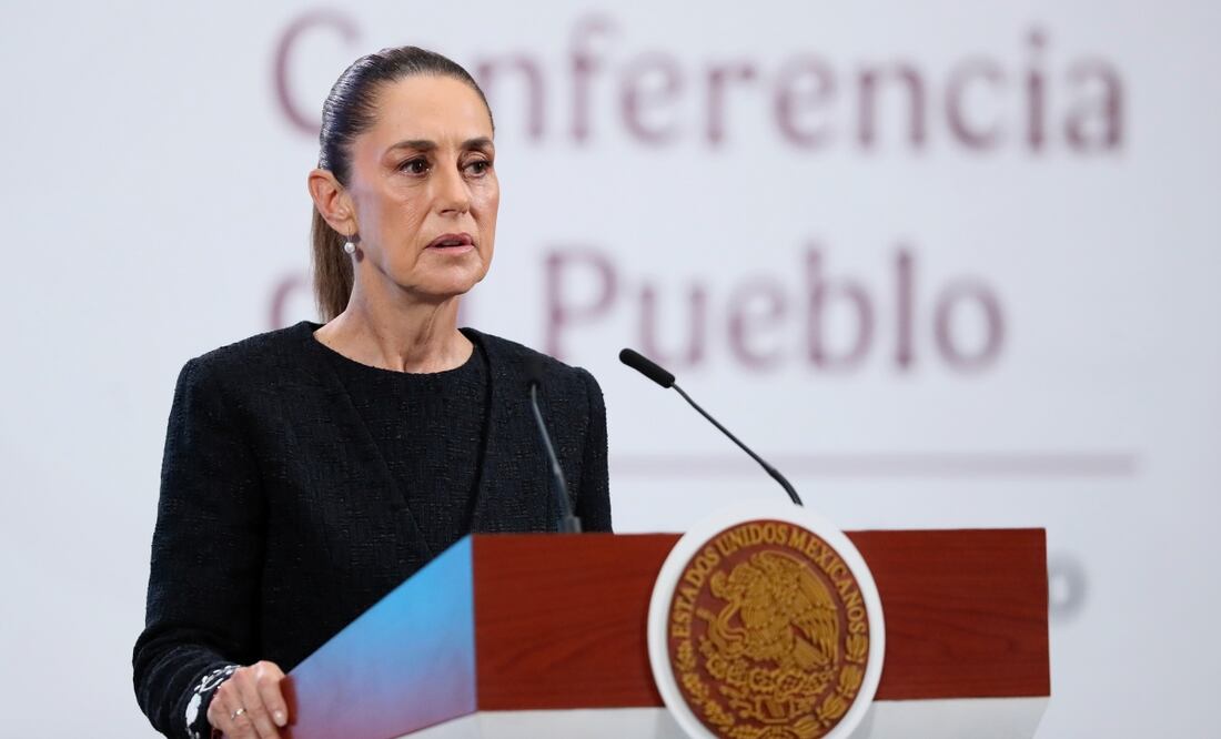 MEX3211. CIUDAD DE MÉXICO (MÉXICO), 19/09/2025.- La presidenta de México, Claudia Sheinbaum, habla en una rueda de prensa este viernes, en el Palacio Nacional de Ciudad de México (México). EFE/Mario Guzmán