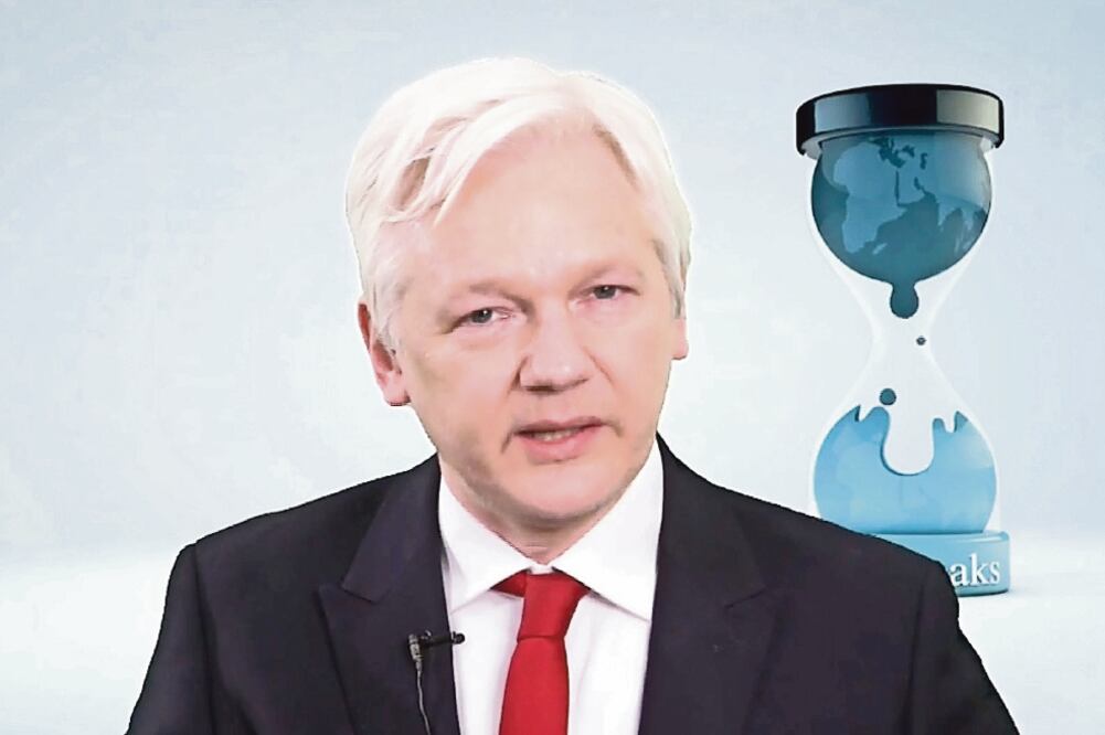 El fundador de WikiLeaks, Julian Assange, durante la conferencia de prensa que dio ayer vía Facebook Live, desde la embajada de Ecuador en Londres (AP)