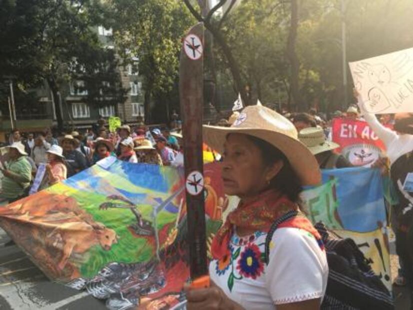 Ejidatarios de Atenco marchan sobre Reforma en oposición al NAIM