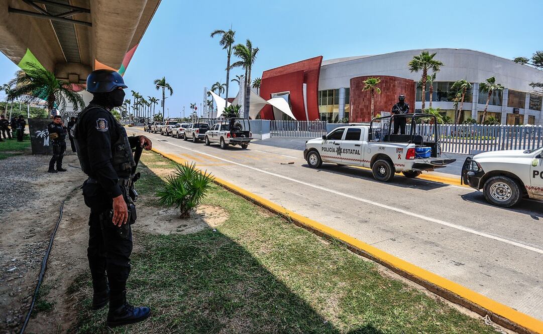 Policías estatales resguardan las instalaciones donde se lleva a cabo la Convención Bancaria 2024. Foto: David Guzmán / EFE