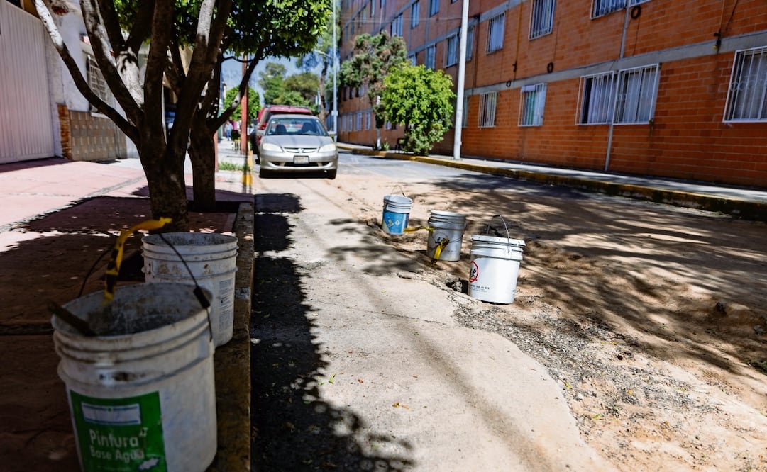 Los túneles han creado hundimientos en las calles de la colonia Gertrudis Sánchez que a simple vista parecen baches y socavones, pero en realidad son consecuencia de los trabajos de extracción ilegal de combustible en las tuberías de Pemex de la zona. Foto: Hugo Salvador / EL UNIVERSAL