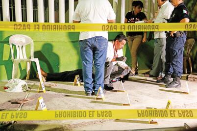 Comando balea a policías; mueren tres