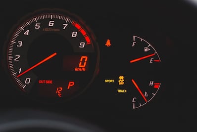 Qué pasa si manejo mi auto con poca gasolina