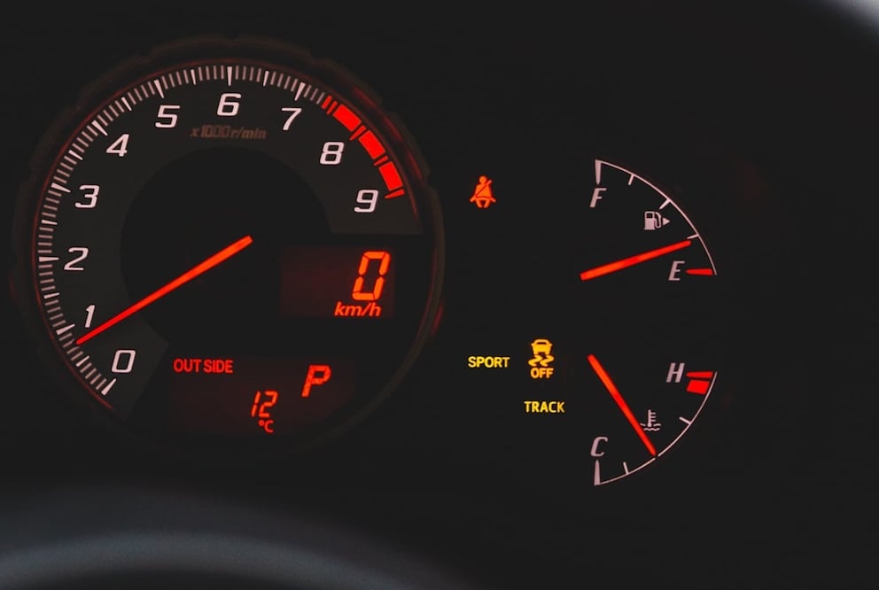 No dejes que tu auto circule con el tanque vacío / Foto: Pexels