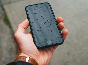 Esto es lo que no debes hacer si se moja tu celular