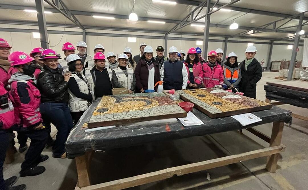 Alejandra Frausto, y el secretario de Comunicaciones, Infraestructura y Transporte, Jorge Nuño Lara, recorrieron la obra que se desarrolla en el Centro SCOP, para rescatar los murales de diferentes artistas. Foto: Secretaría de Cultura