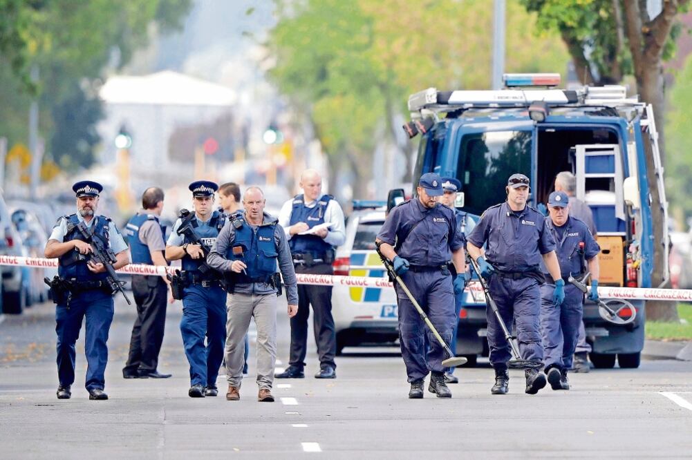 Policías revisaron el área cercana donde ocurrió el tiroteo en la mezquita Masjid Al Noor, en Christchurch, Nueva Zelanda. Foto: MARK BAKER. AP