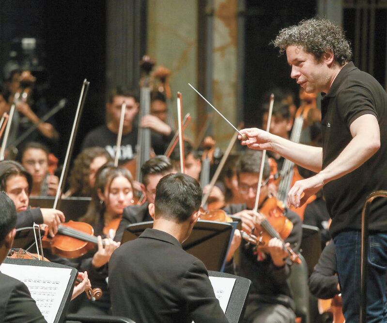 En el ensayo de ayer, Gustavo Dudamel y estudiantes de varias agrupaciones. DIEGO SIMÓN SÁNCHEZ. EL UNIVERSAL