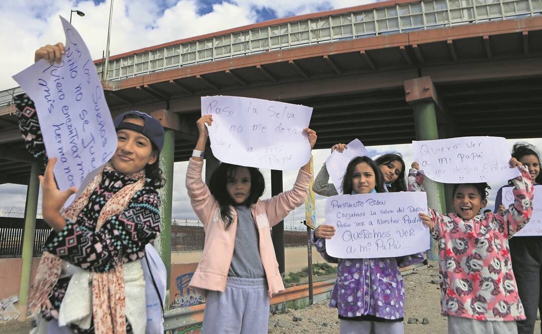 Con cartulinas, niños venezolanos intentaron mandar un mensaje a autoridades estadounidenses en la frontera de Juárez y El Paso, Texas. Foto: Christian Torres/ EL UNIVERSAL