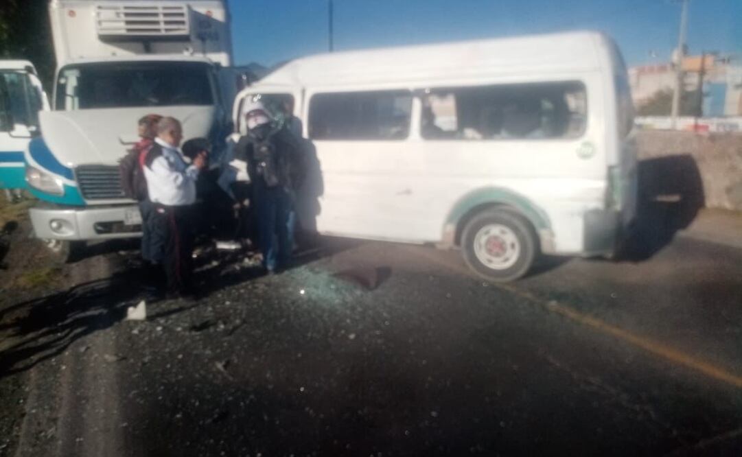 Combi de transporte público se impactó contra un camión de carga en la México-Pachuca. Foto: Especial
