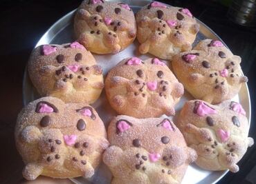 Llega el michimuerto, pan de muerto en forma de gato