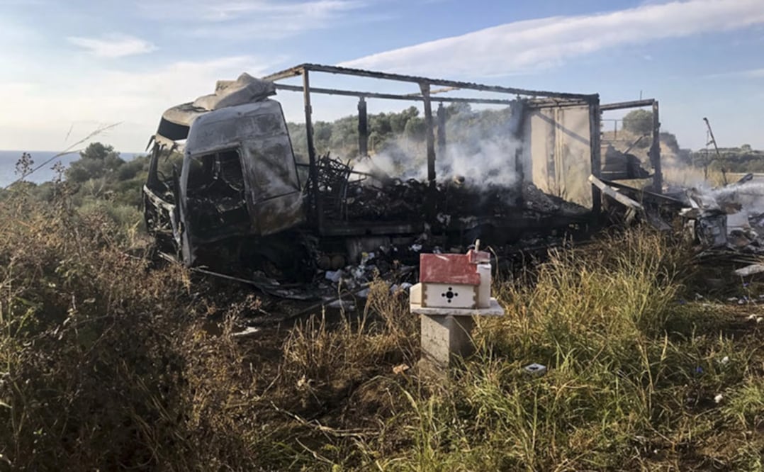 La furgoneta viajaba hacia Salónica y el camión con el que chocó se dirigía a Kavala, cuando se produjo el accidente, presuntamente debido a exceso de velocidad de la furgoneta, intentado escapar de la policía migratoria. (Foto: Xinhua)