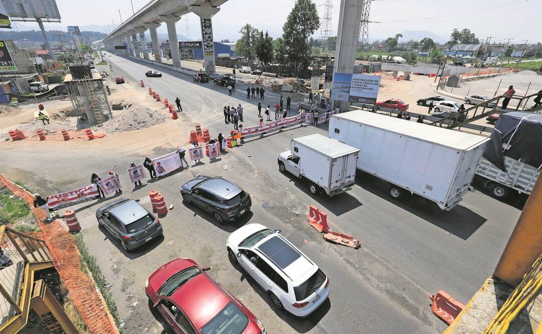 A las 12:00 horas del jueves, un grupo de 20 personas bloqueó la México-Toluca para exigir la aparición de Luis Javier Alonso, de 18 años. Foto: Jorge Alvarado/EL UNIVERSAL