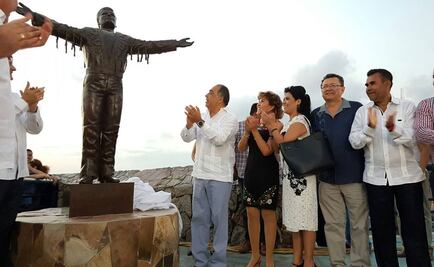 Develan estatua de Juan Gabriel en Acapulco