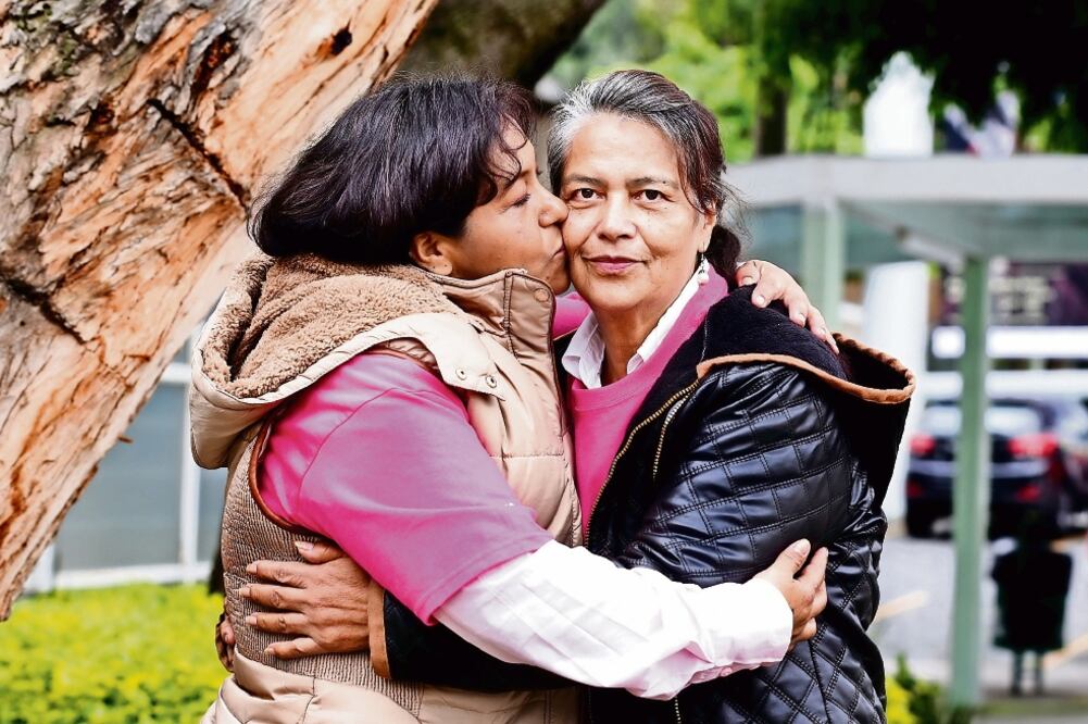 Hace unos meses, Cristina Trejo (der.) detectó una bolita detrás de su pezón derecho; el cáncer avanzó muy rápido y hoy sigue en tratamiento (IMSS)