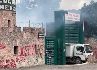 Durante protesta, normalistas vandalizan fachada de la 35 zona militar de Chilpancingo, Guerrero