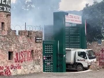 Durante protesta, normalistas vandalizan fachada de la 35 zona militar de Chilpancingo, Guerrero