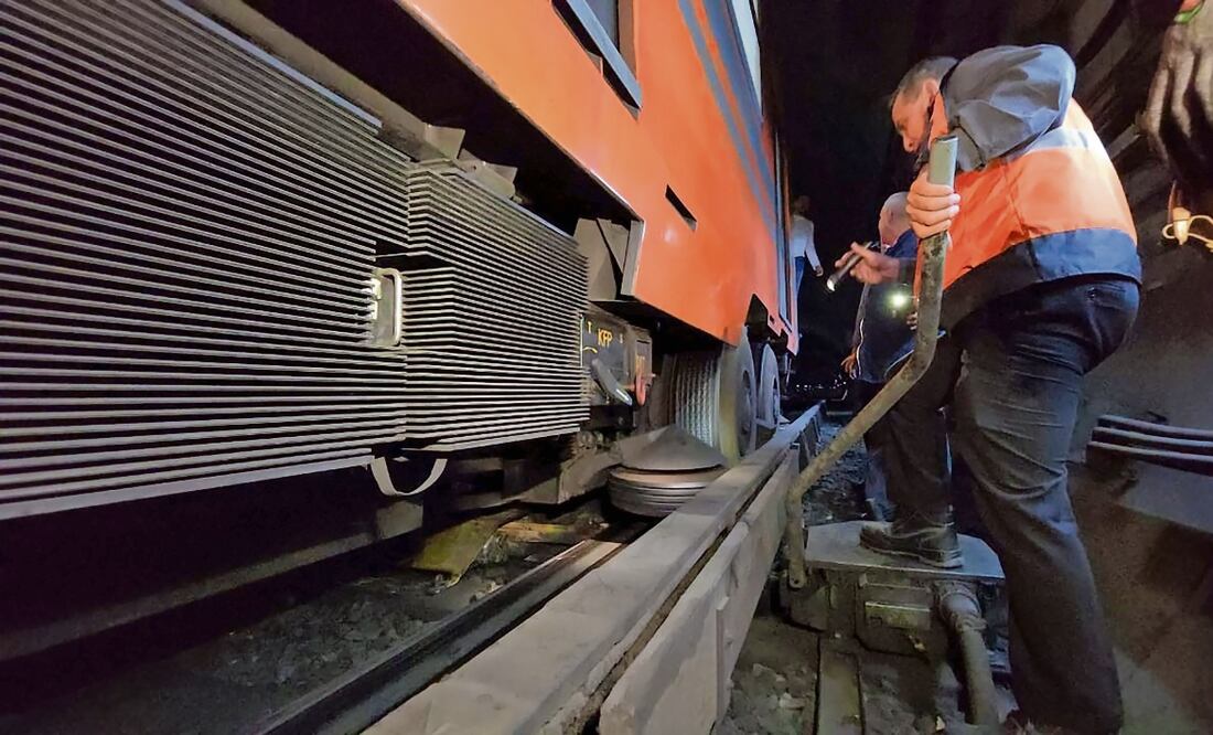 Una falla en un aparato de vías en la Línea 7 del Metro provocó la suspensión del servicio de El Rosario a Tacuba durante una hora. Foto Especial