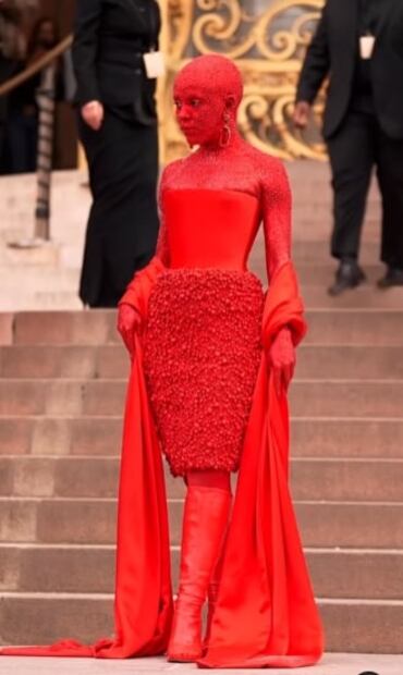 Doja Cat sorprende cubierta con 30 mil cristales de Swarovski