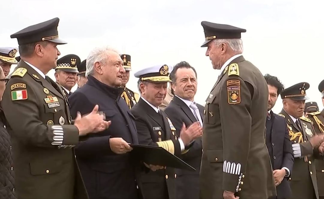 AMLO entrega medalla al general Salvador Cienfuegos /Captura de pantalla