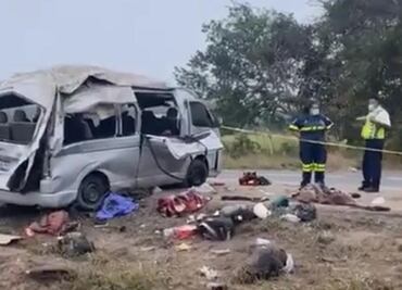 Volcadura de camioneta en autopista de Veracruz deja tres muertos y 16 heridos