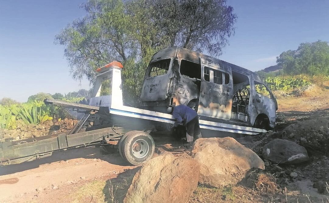 La unidad fue llevada a un camino de terracería, donde los extorsionadores le prendieron fuego. Foto: Especial 