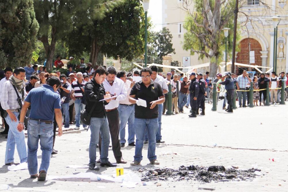 Peritos realizan indagatorias en Ajalpa tras la muerte de dos sujetos señalados por los pobladores como presuntos plagiarios (SAM MUÑOZ. EL UNIVERSAL)