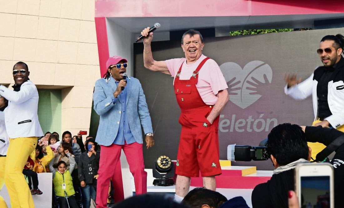 Chabelo participó con el grupo Merenglass, en la inauguración (ADRIÁN HERNÁNDEZ. EL UNIVERSAL)