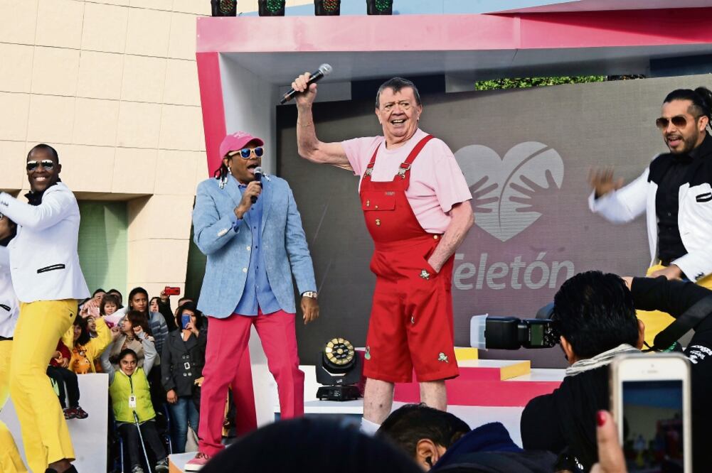 Chabelo participó con el grupo Merenglass, en la inauguración (ADRIÁN HERNÁNDEZ. EL UNIVERSAL)