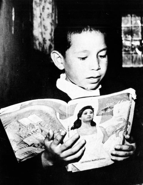 Un niño se pone de pie para leer fragmentos del inolvidable libro de texto gratuito de la Secretaría de Educación Pública SEP a finales de los años sesenta. Leer de pie a toda la clase era una práctica muy común para aprender a lidiar con la pena y reforzar la confianza del alumno para enfrentar situaciones incómodas en el futuro. Colección Villasana.