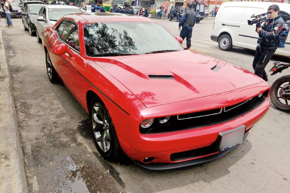 Los presuntos narcomenudistas viajaban en un Challenger rojo, en el que policías hallaron más de 239 mil pesos y mil 475 dólares en efectivo (SSPCDMX)