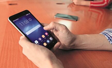 Portavoz de la Casa Blanca revisa celular a empleados