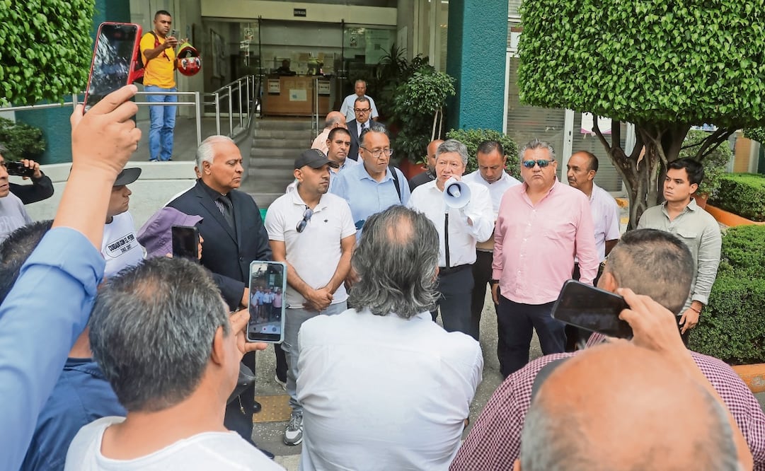 El secretario de Movilidad, Héctor Ulises García Nieto, y representantes del gremio taxista dialogaron sobre las opciones para cumplir con el pago de infracciones y multas, ya que los choferes han denunciado cobros excesivos. Foto: Axel Sánchez / EL UNIVERSAL
