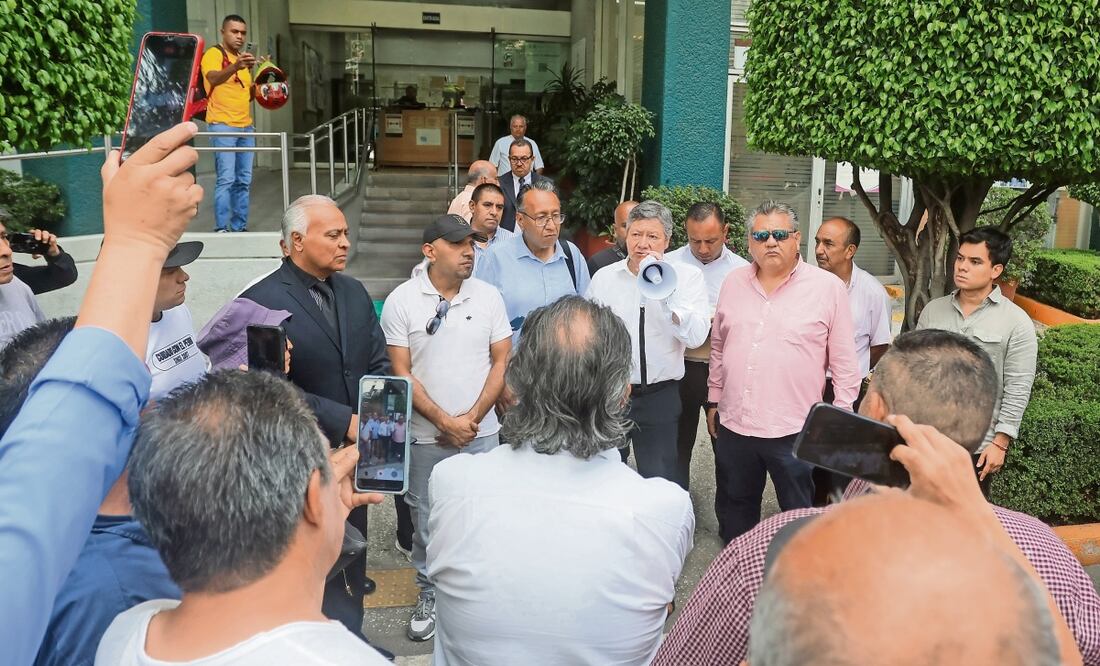 El secretario de Movilidad, Héctor Ulises García Nieto, y representantes del gremio taxista dialogaron sobre las opciones para cumplir con el pago de infracciones y multas, ya que los choferes han denunciado cobros excesivos. Foto: Axel Sánchez / EL UNIVERSAL