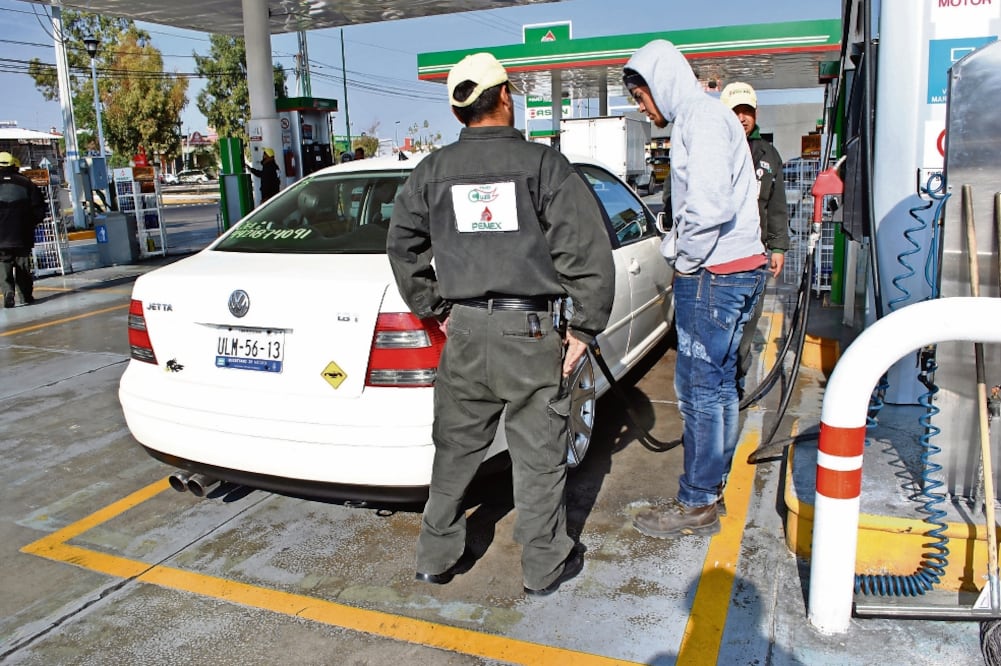 Legisladores del PAN piden que el gobierno dé una explicación de por qué no se cumplió con la promesa de no realizar aumentos al precio del combustible (ARCHIVO. EL UNIVERSAL)