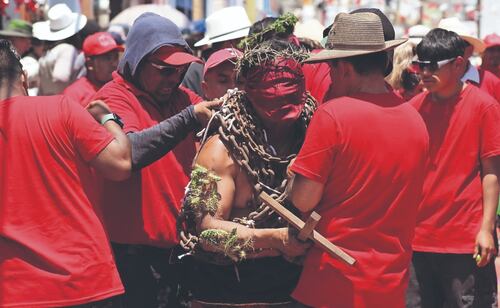 Hombres cubiertos de la cara y con espinas en brazos y piernas realizaron un recorrido de más de 5 kilómetros sobre alfombras hechas con aserrín. Foto: Omar Contreras/ EL UNIVERSAL
