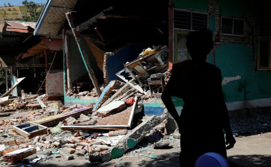 A villager stands in front of a damaged classroom after an earthquake hit Lombok island in Pamenang, Indonesia - Photo: Beawiharta/REUTERS