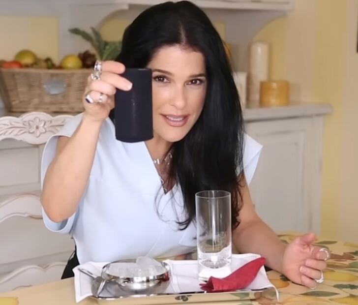 Rihanna adopta las "bonitas costumbres" de... ¿Martha Debayle?