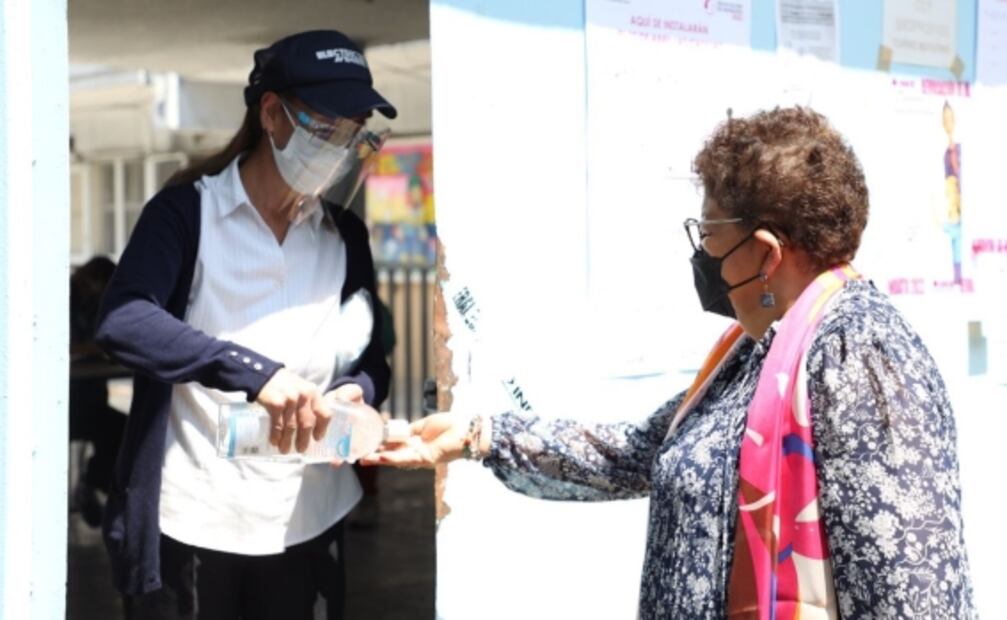 Ernestina Godoy emite su voto en consulta de revocación de mandato