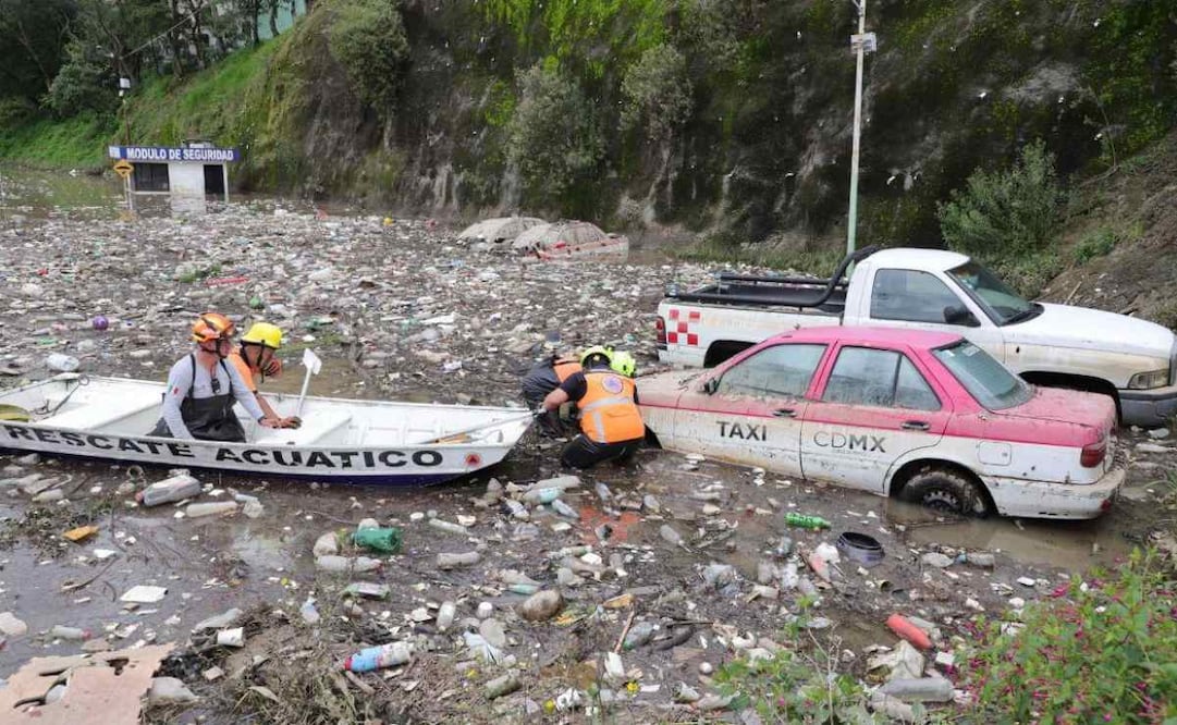Rescatan autos inundados en la Álvaro Obregón / Foto: Especial