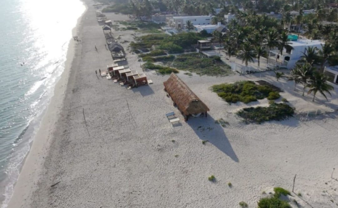 Denuncian construcción ilegal en la playa de Sisal, Yucatán (10/08/20250). Foto: Especial