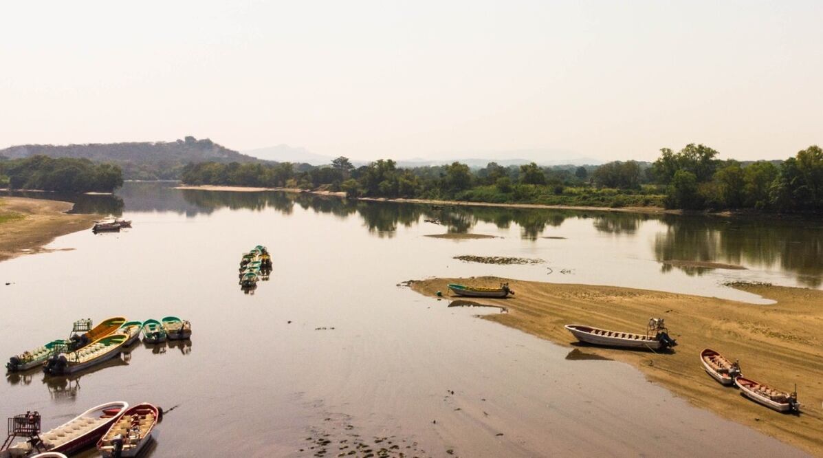 Disminuyeron las aguas del Río Grijalva en Chiapa de Corzo, a consecuencia, el turismo que recorre ese afluente para ver el Cañón del Sumidero, se vio afectado porque ya hay pocos paseos en lancha. Foto: Damián Sánchez / Cuartoscuro.com