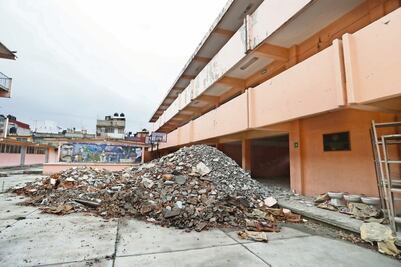 En el olvido, escuela dañada por sismo